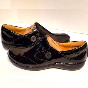 Clark's unstructured loop black patent leather shoe size 7N.